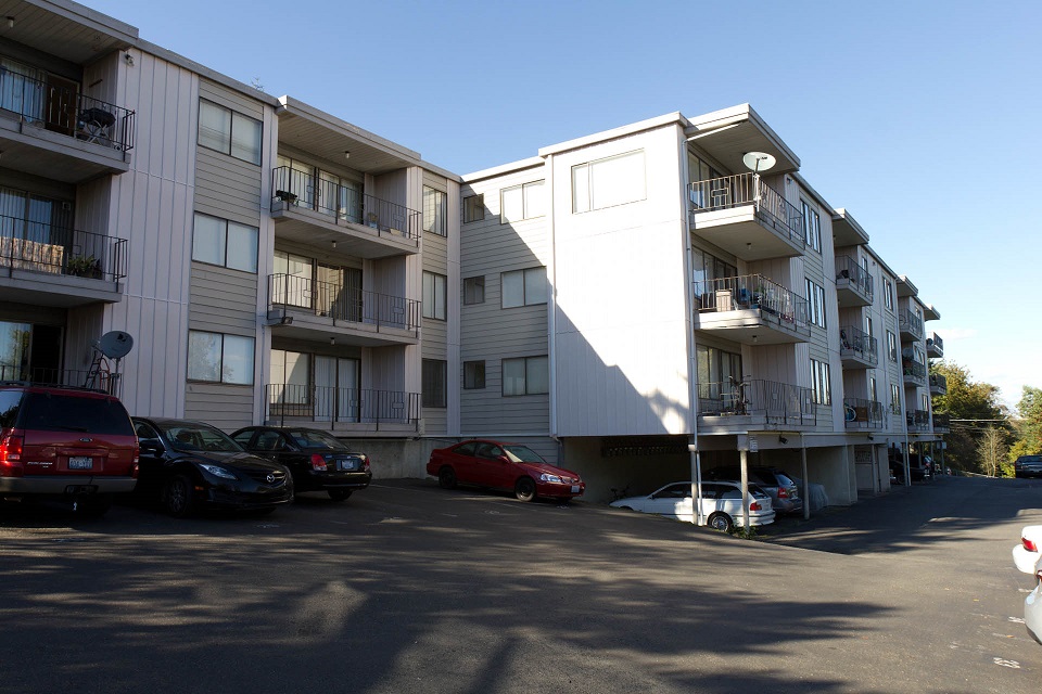 Amber Glo Apartments in Seattle, WA - Building Photo