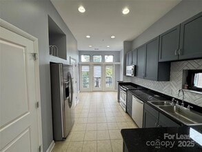 559 New Bern Station Ct, Unit 1015 in Charlotte, NC - Foto de edificio - Building Photo