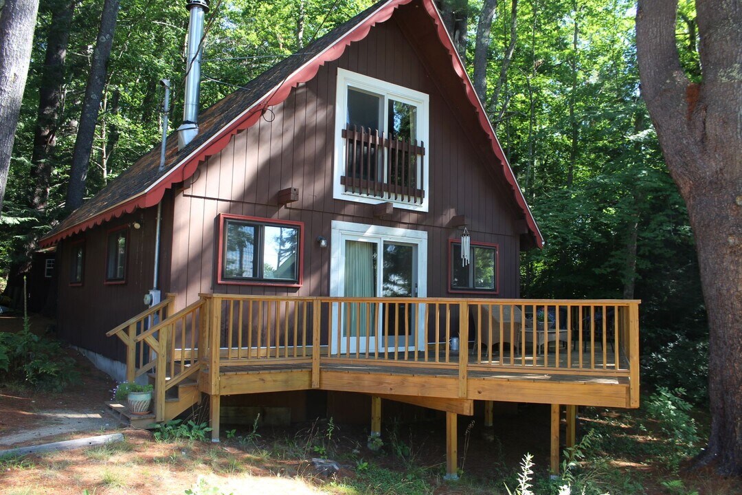 20 Brookhurst Ln E in Meredith, NH - Foto de edificio