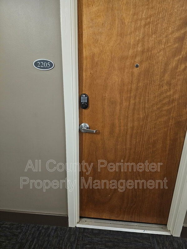 560 Dutch Valley Rd NE in Atlanta, GA - Building Photo - Building Photo