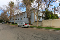 11176 Huston St in North Hollywood, CA - Foto de edificio - Building Photo