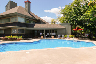 Stonehaven Apartments in Hazelwood, MO - Foto de edificio - Building Photo