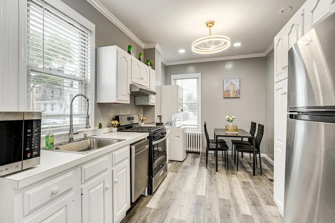 126 Oakland Ave in Jersey City, NJ - Building Photo