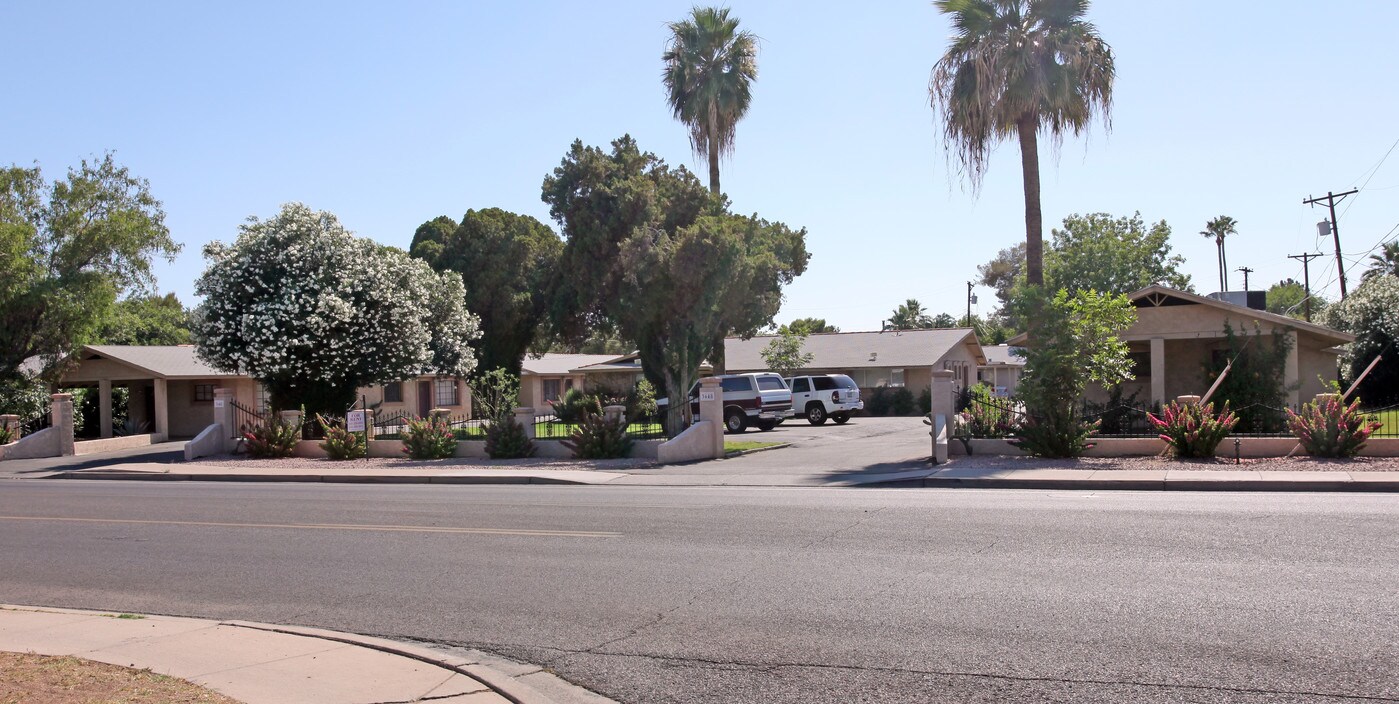 Arcadia Court in Phoenix, AZ - Building Photo