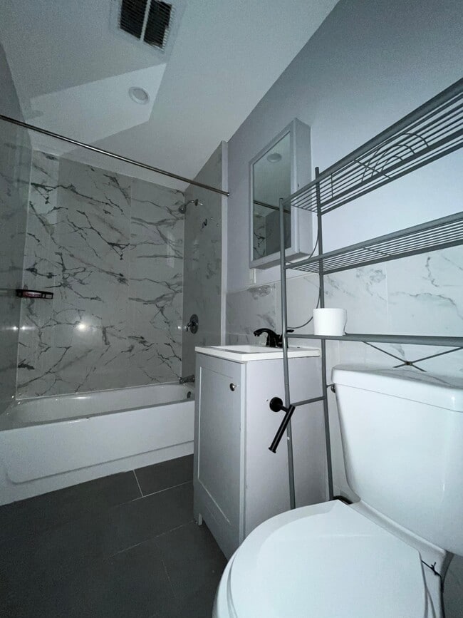 112 Corbin Ave, Unit 402 in Jersey City, NJ - Building Photo - Building Photo