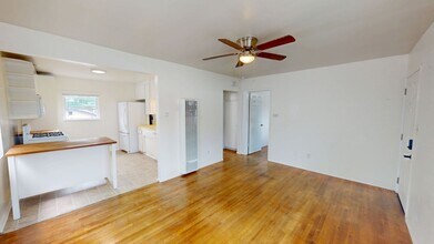 855 C Ave in Coronado, CA - Building Photo - Building Photo