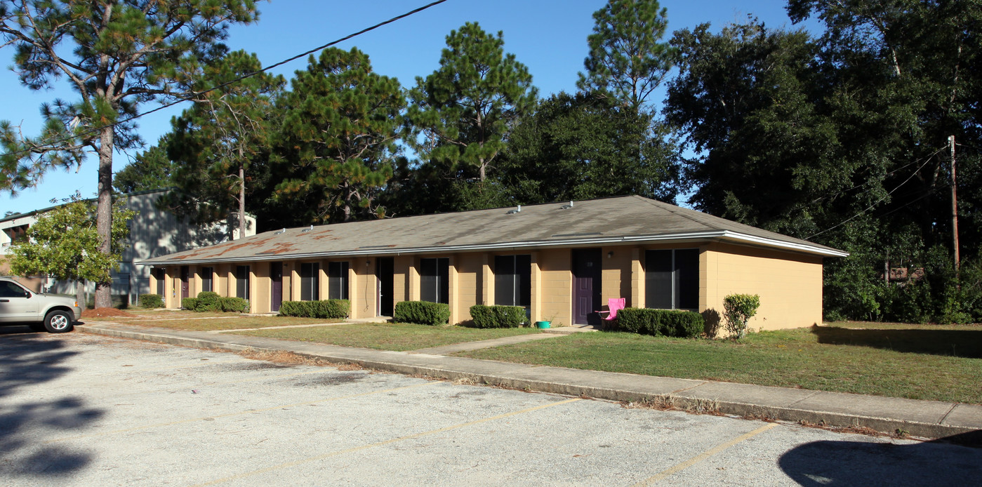 Oakwood Apartments in Milton, FL - Building Photo