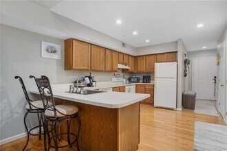 3524 W Shore Rd in Warwick, RI - Building Photo - Building Photo