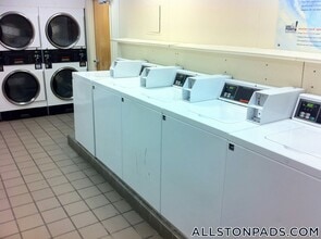 1110 Commonwealth Ave, Unit 302 in Boston, MA - Foto de edificio - Building Photo