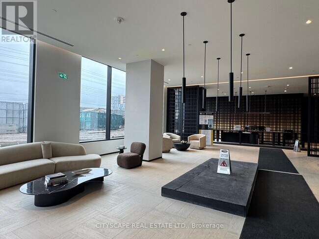 2 Erskine Rd in Mississauga, ON - Building Photo - Building Photo