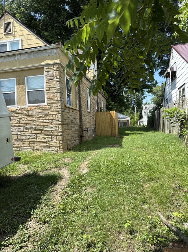 5507 MacCorkle Ave SW in South Charleston, WV - Building Photo - Building Photo
