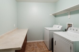 3419 W Aprica Ct in Riverton, UT - Foto de edificio - Building Photo