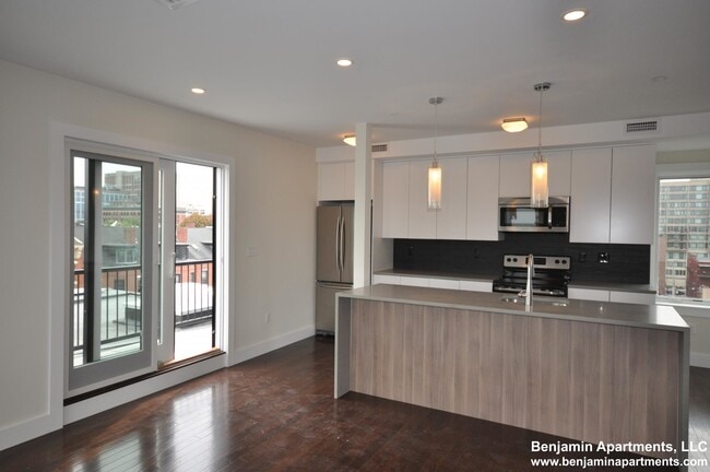 659 Massachusetts Ave, Unit 9 in Boston, MA - Foto de edificio - Building Photo