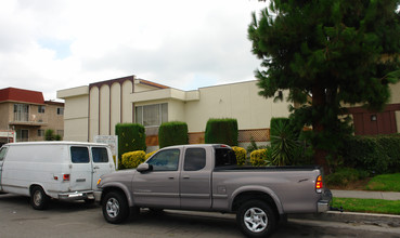 Topanga Manor Apartments in Los Angeles, CA - Building Photo - Building Photo