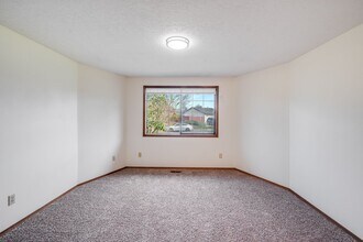 1330-1332-1332 SW 28th St in Troutdale, OR - Building Photo - Building Photo