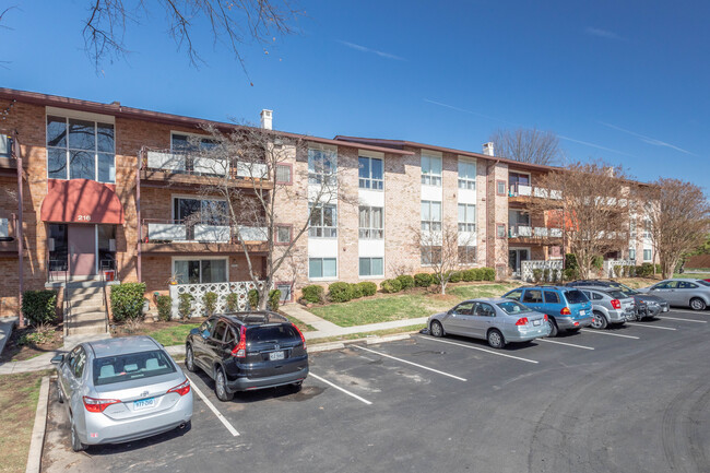 Park Terrace Condominium in Vienna, VA - Foto de edificio - Building Photo