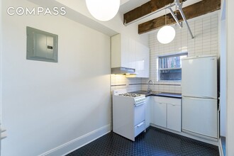 7 W 8th St, Unit 0R in New York, NY - Building Photo - Building Photo