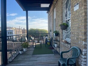 3220 W Armitage Ave, Unit 302 in Chicago, IL - Building Photo - Building Photo