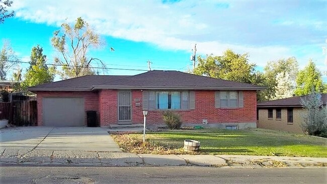 property at 1750 Mariposa Blvd
