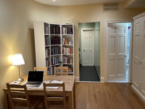 323 C St SE, Unit Basement Studio in Washington, DC - Foto de edificio - Building Photo