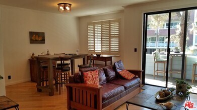 310 Tahiti Way-Unit -118 in Marina Del Rey, CA - Building Photo - Building Photo