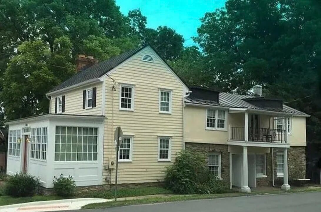 11 N Jay St in Middleburg, VA - Building Photo