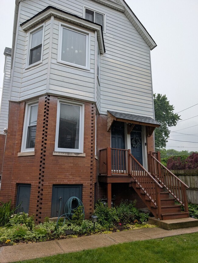 property at 2437 W Ainslie St