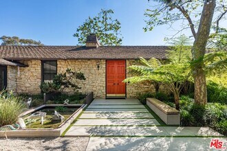 400 Toyopa Dr in Los Angeles, CA - Building Photo - Building Photo