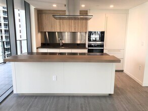 1000 Brickell Plz, Unit 2915 in Miami, FL - Building Photo - Building Photo