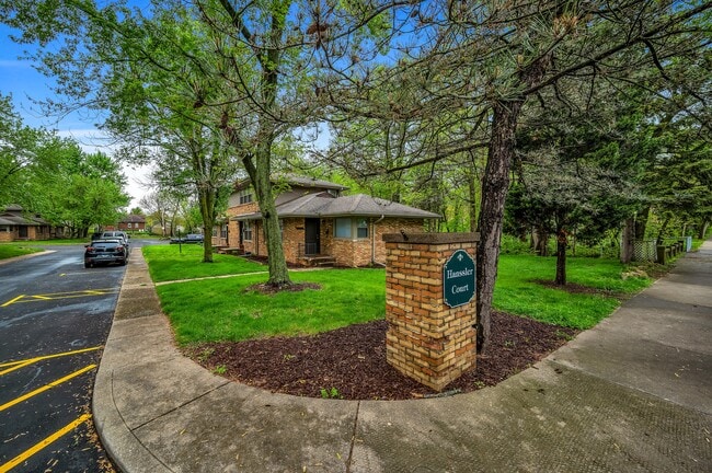 Hanssler Court Apartments in Peoria, IL - Foto de edificio - Building Photo