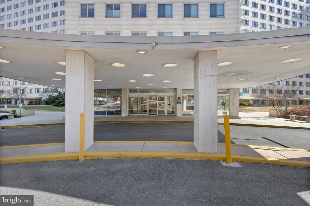 10201 Grosvenor Pl in Rockville, MD - Foto de edificio