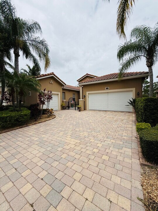 5588 SW Bellflower Ct in Palm City, FL - Building Photo