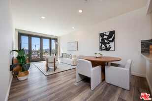 1070 S Bedford St in Los Angeles, CA - Building Photo
