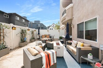 1410 N Curson Ave-Unit -103 in Los Angeles, CA - Building Photo - Building Photo