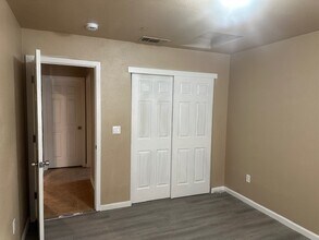 400 Fairway Dr in Modesto, CA - Building Photo - Building Photo