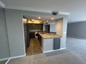 Stunning 2/2 condo in North Fort Myers, FL - Foto de edificio - Building Photo