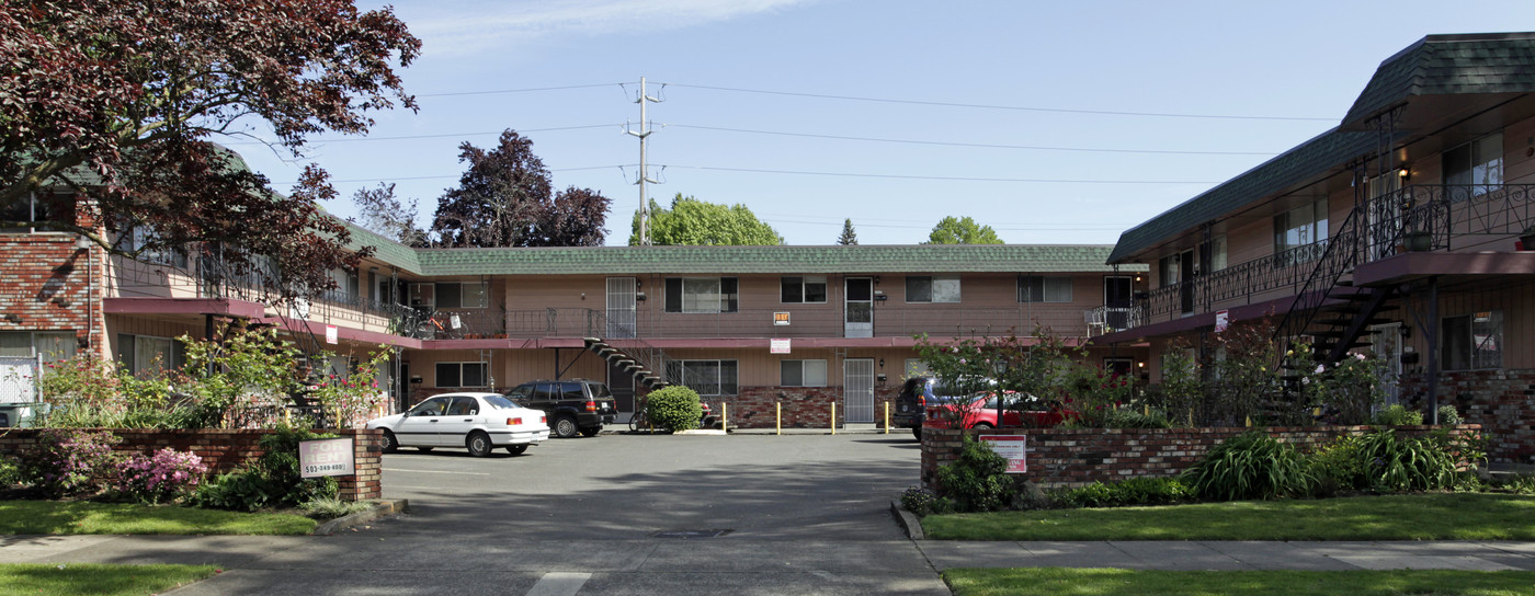 cynthia villa in Portland, OR - Building Photo