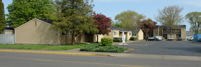 Park Manor in Lebanon, OR - Building Photo - Building Photo