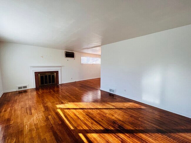 30 John Smith Dr in West Hartford, CT - Building Photo - Building Photo