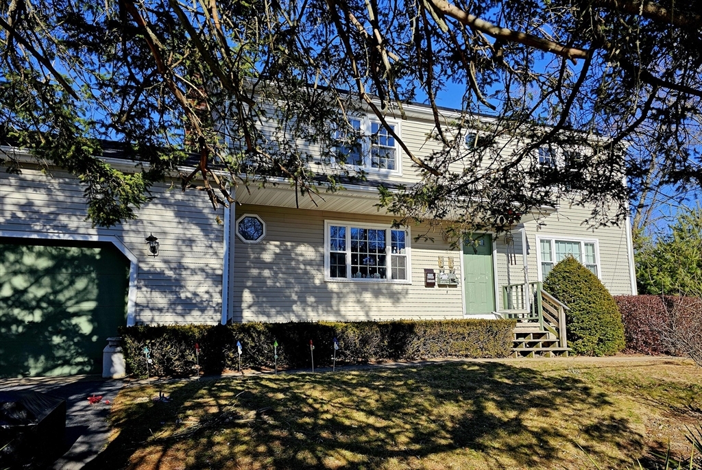 60 Orchard St in Bellingham, MA - Foto de edificio