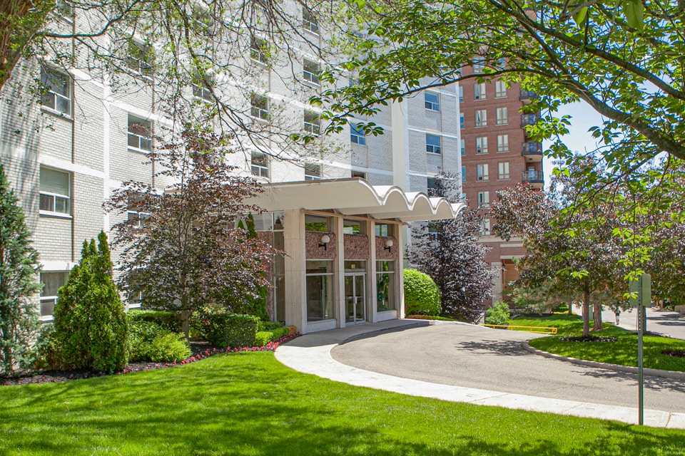 Harbourview Apartments in Oakville, ON - Building Photo