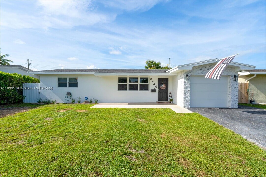 8440 NW 11th Ct in Pembroke Pines, FL - Building Photo