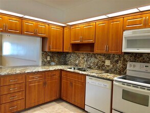 3111 NE 51st St, Unit # 201C in Fort Lauderdale, FL - Building Photo - Building Photo