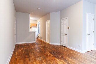 717 W Barry Ave, Unit B2 in Chicago, IL - Building Photo - Building Photo