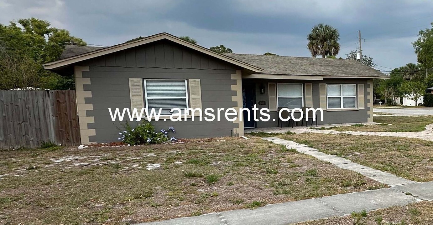 2433 Washington Rd in Mount Dora, FL - Foto de edificio