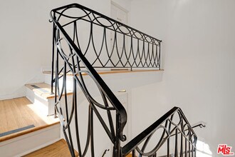 405-404 Shirley Pl in Beverly Hills, CA - Building Photo - Building Photo