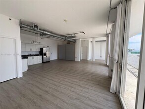 444 NE 30th St, Unit 906 in Miami, FL - Foto de edificio - Building Photo