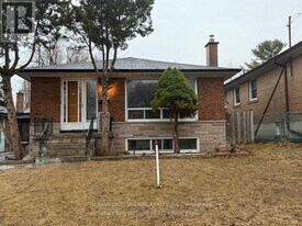 113 Confederation Dr in Toronto, ON - Building Photo