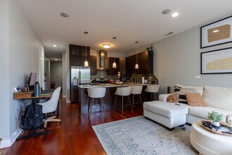 614 N Ogden Ave, Unit 2 in Chicago, IL - Building Photo - Building Photo