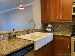 7415 Charmant Dr, Unit 2324 in San Diego, CA - Foto de edificio - Building Photo